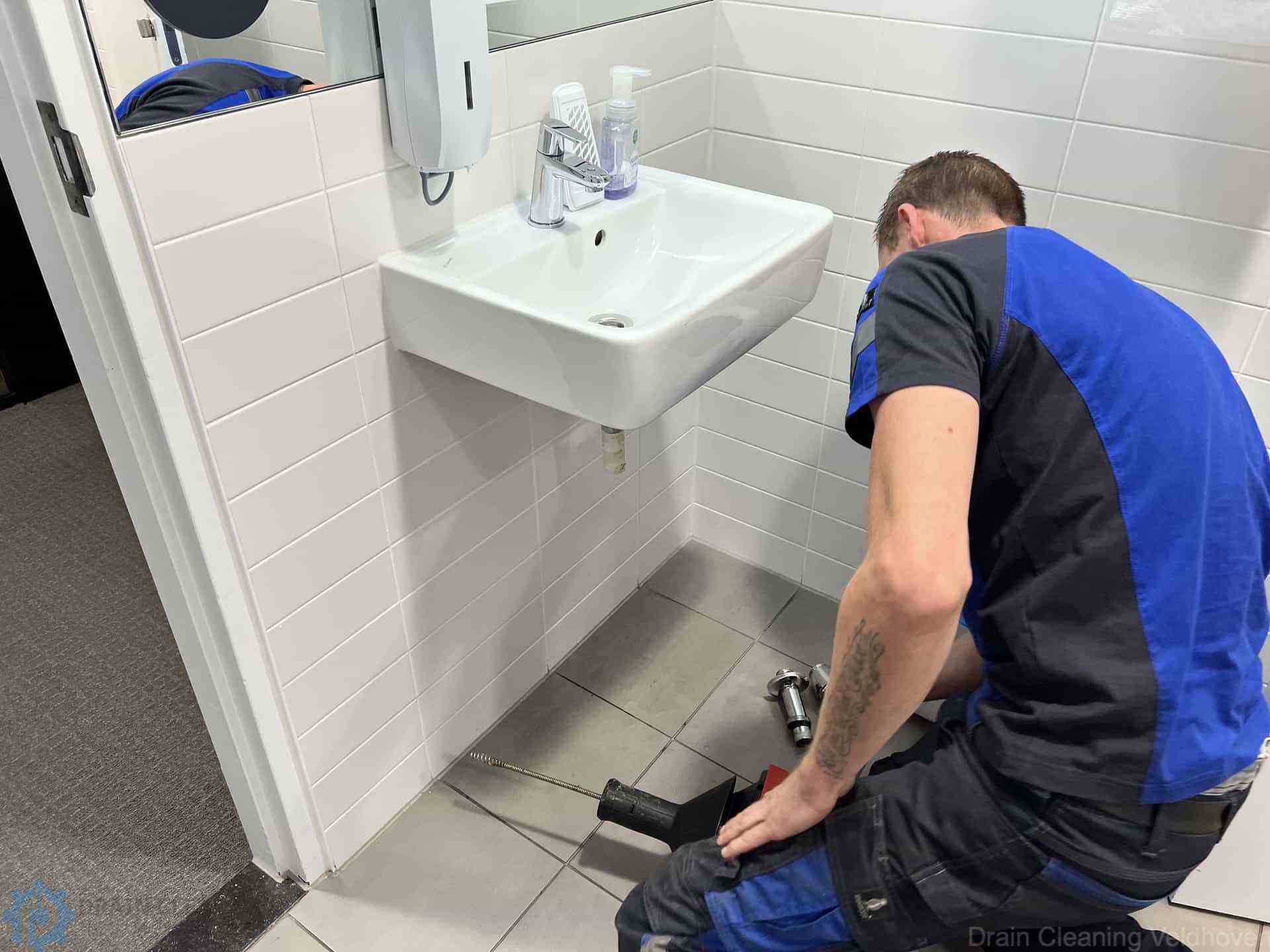 Unclogging sink Veldhoven